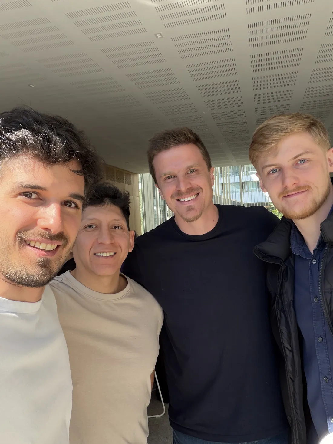 Selfie de un grupo de la comunidad Nuexty sonriendo durante un Café IA