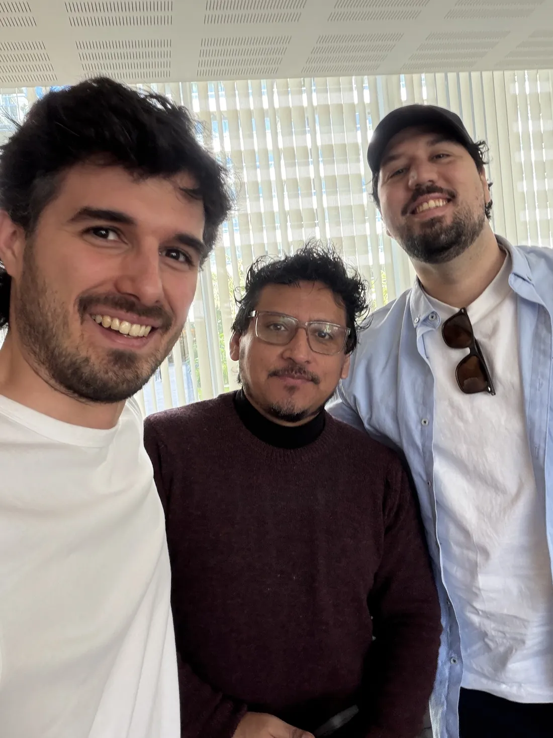 Momento distendido entre miembros de la comunidad en un Café IA en Buenos Aires