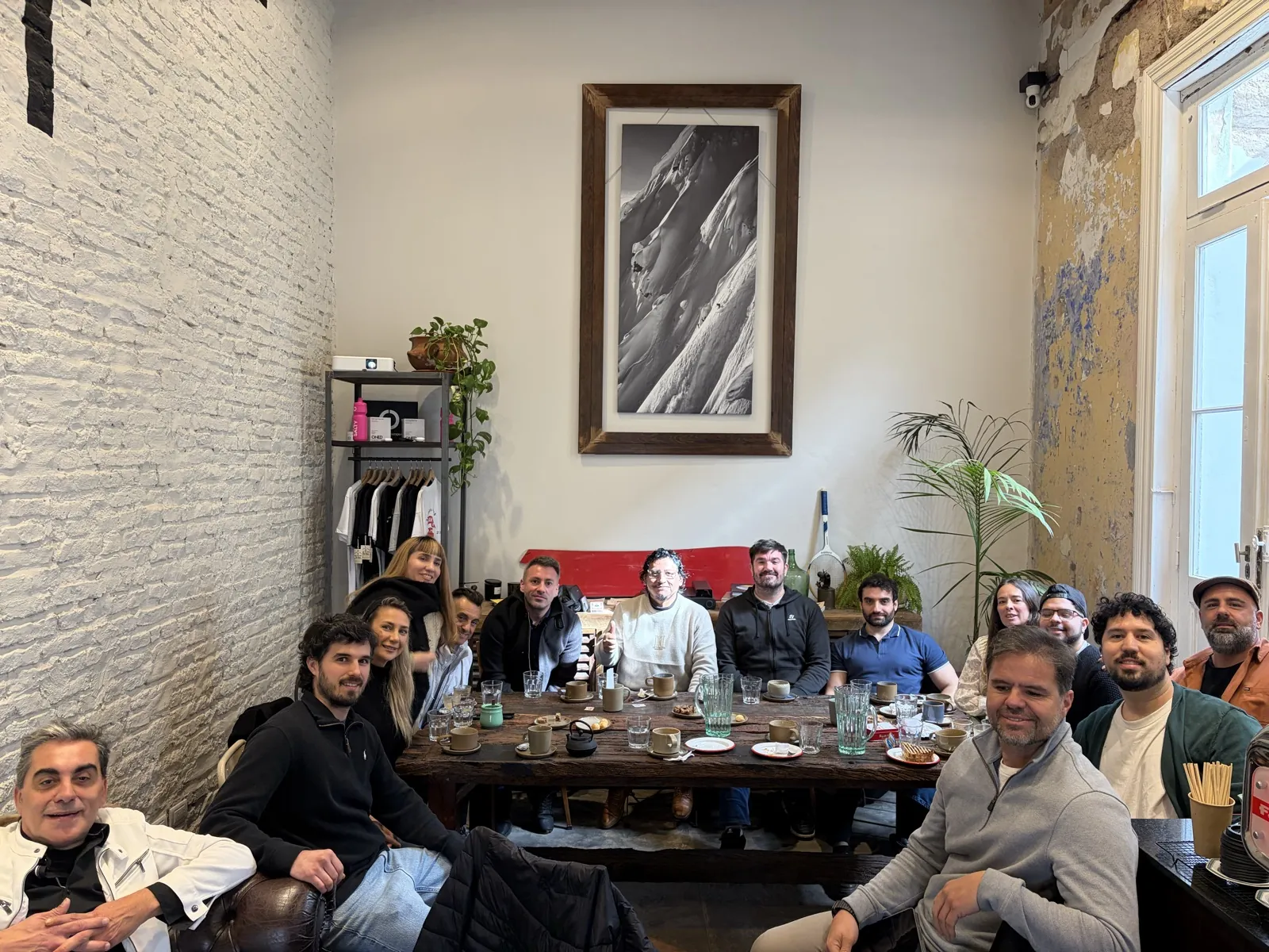 Un encuentro anterior del Café IA: la mesa completa de la comunidad Nuexty conversando